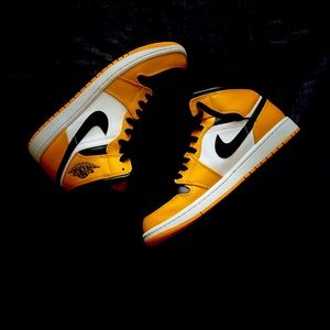 Air Jordan 1 mid “ Reverse yellow toe “